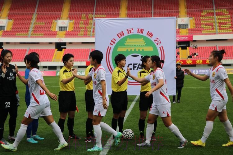 女超联赛新赛季第一阶段战罢 球迷回归为女足“绽放”打气助威 女超联赛新赛季第一阶段战罢 球迷回归为女足“绽放”打气助威